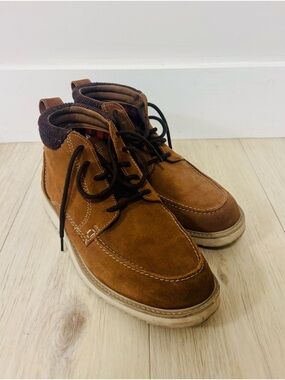 Clarks Men's Classic Boot- Cola Suede  Brown. Size 11.  Gently Used Condition